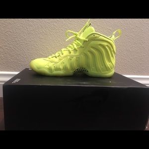 Nike Foamposits size 5 youth